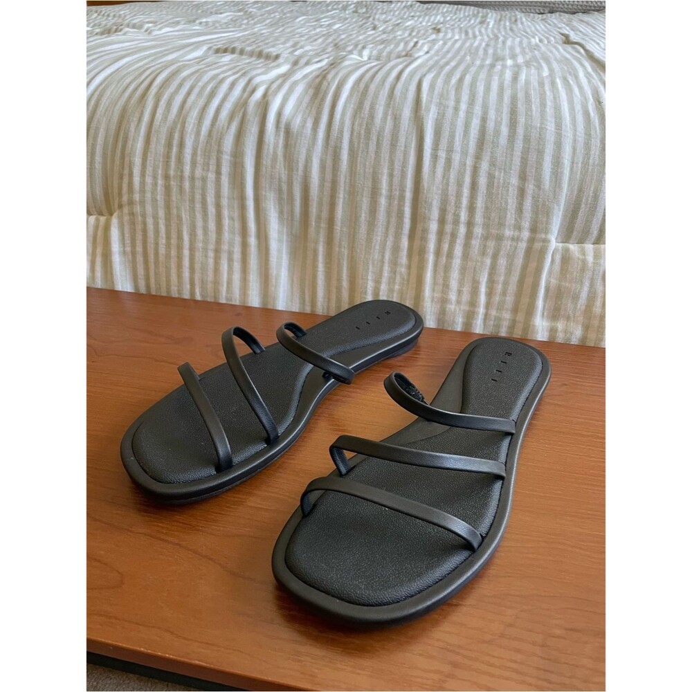 Reef Willow Ava Lightweight Slides Size 8 Black Asymmetrical Strap Sandals